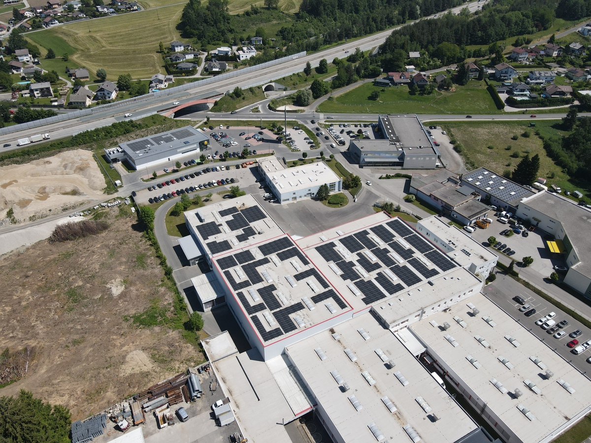 gewerbeimmobilien-kaernten-gewerbestandort-luftaufnahme-autobahn-photovoltaik image Nachhaltiger Gewerbestandort mit moderner Infrastruktur in Kärnten