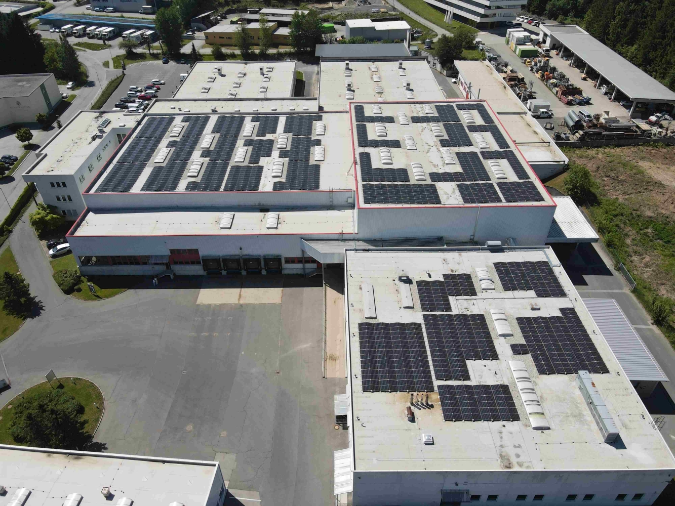 gewerbepark-wernberg-villach-luftaufnahme-hallen-photovoltaik-dach image Luftaufnahme der Hallen mit Photovoltaikanlagen im Gewerbepark Wernberg bei Villach in Kärnten